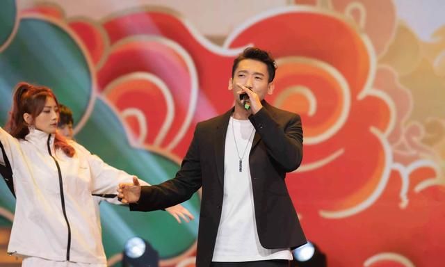 藏族歌手扎西平措亮相央视总台跨年 唱响新年启航2022