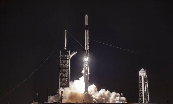 SpaceX龙飞船成功与空间站对接