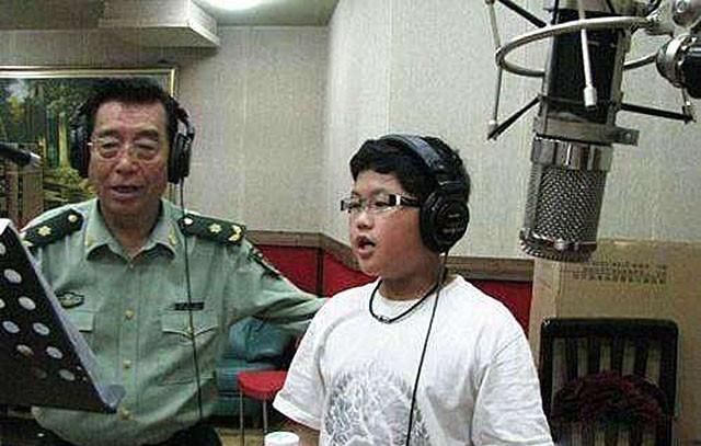 李双江2个儿子，同父不同命：大儿子低调优秀，小儿子入狱10年
