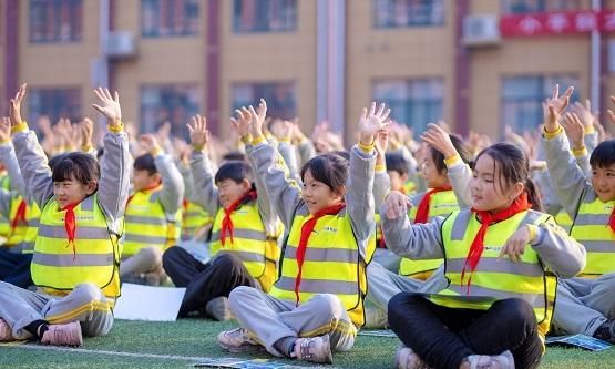 多伦科技协办小手拉大手安全一起走台儿庄警校共建交通安全体验课