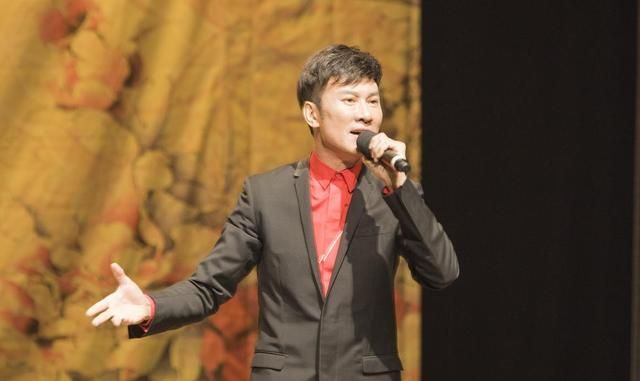 56岁的歌手江涛晒照，他的老婆万小牧，齿白唇红，面貌娇媚