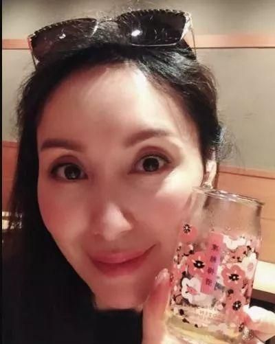 熊黛林为女儿办百日宴，一个举动给足老公面子，暴瘦的她引关注