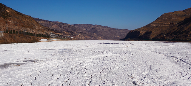 黄河壶口瀑布现冰封罕见景观：被冰凌填平，景区或随时关闭