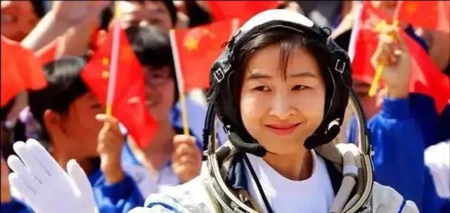 刘洋和王亚平她们两人，谁能率先成为我国第一位女将军航天员图8