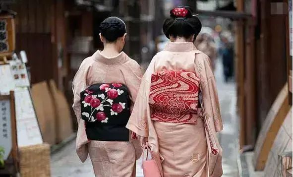 为何日本女性穿和服时不能穿内衣，有另一个目的。