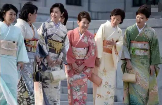 为何日本女性穿和服时不能穿内衣，有另一个目的。