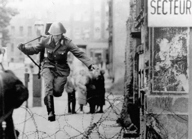 德国纪念柏林墙倒塌30周年，这张著名照片还有后续故事鲜为人知