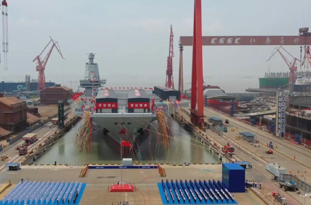 喜讯！中国第三艘航母正式下水，满载排水量八万吨，技术全球顶尖