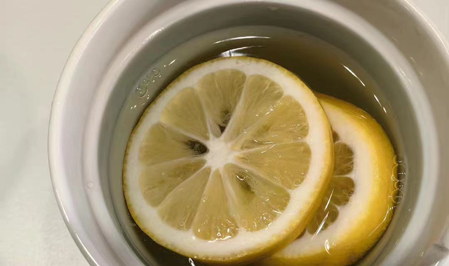 多喝柠檬水能防新冠、抗癌？答案竟是……很多人却连怎么泡水都错了
