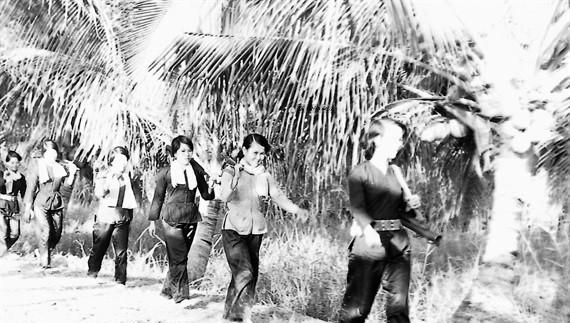 越南曝光一组越战时期女兵照片，每个都是英勇的巾帼英雄