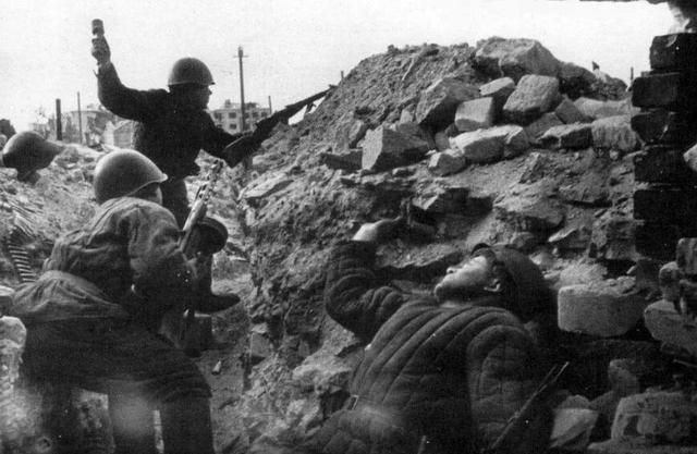 歼灭了三十余万德军的斯大林格勒战役为什么是二战转折点？