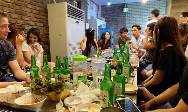 韩国啤酒炸鸡文化的诞生：从50年前吃不起鸡肉，到独特的鸡啤文化