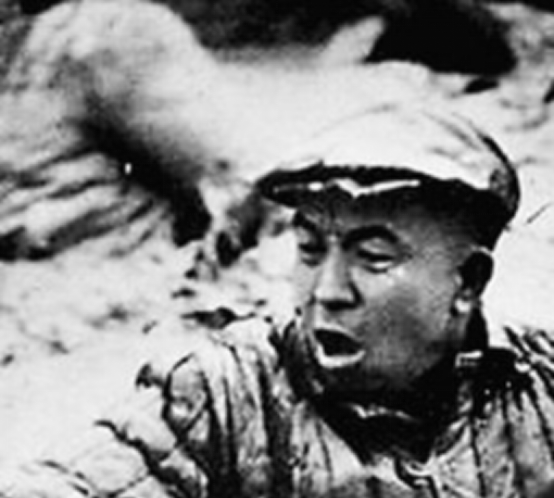 1960年大庆工人，跳进寒冰中工作，王进喜：铁人称号的由来