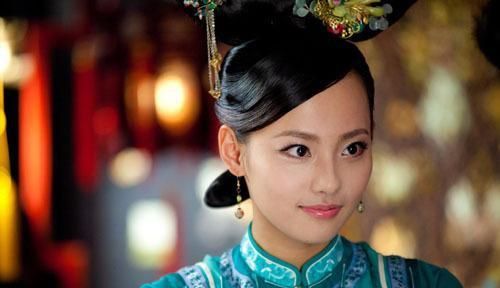 14岁嫁给雍正，生下儿子弘昼，因是熹妃好姐妹，她极受乾隆尊敬