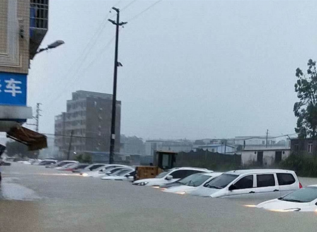 刚刚，珠海全市暴雨，已有16个水浸点，有小车被淹至车顶