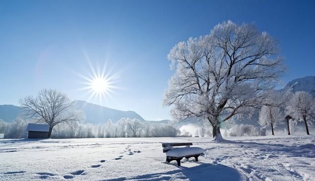 夏天高温水蒸气能形成冰雹，冬天那么冷为啥却只能形成雪花？