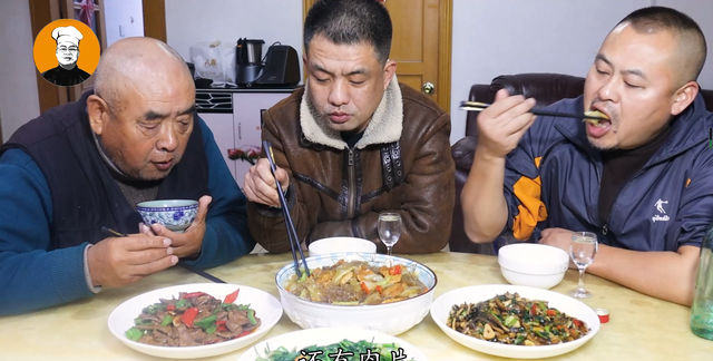 白菜炖豆腐时，先炒白菜还是先炖豆腐？大厨教你正确做法，太香了