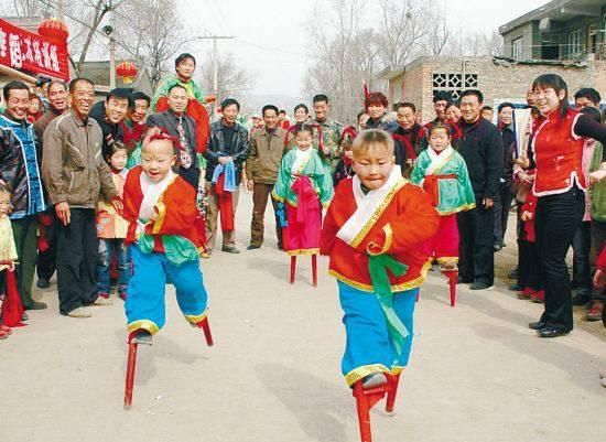 见过很多次踩高跷表演，但你知道它的由来吗？