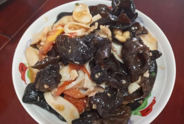 素炒木耳鲍菇家常做法，清淡的美食，脆甜的口感，吃上一口就喜欢