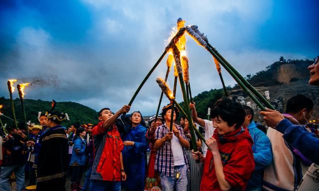 带你走进彝族火把节，你知道火把节的由来吗