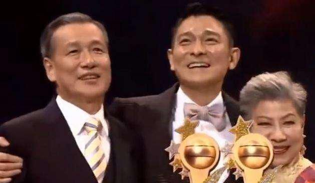 两老获得TVB星光成就大奖 刘德华上台亲自颁奖 全场起立欢呼