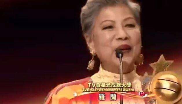 两老获得TVB星光成就大奖 刘德华上台亲自颁奖 全场起立欢呼