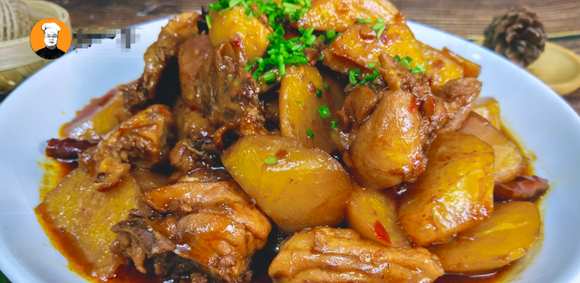  土豆烧鸡块家常做法，鸡肉鲜嫩入味超下饭，学会今晚就吃它
