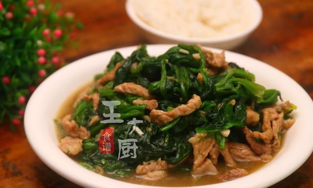 家常下饭菜——菠菜炒肉丝，看似简单，却是一道美味佳肴