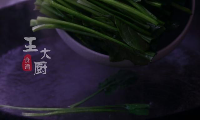 家常下饭菜——菠菜炒肉丝，看似简单，却是一道美味佳肴