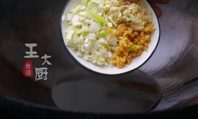 家常下饭菜——菠菜炒肉丝，看似简单，却是一道美味佳肴