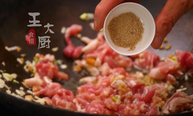 家常下饭菜——菠菜炒肉丝，看似简单，却是一道美味佳肴