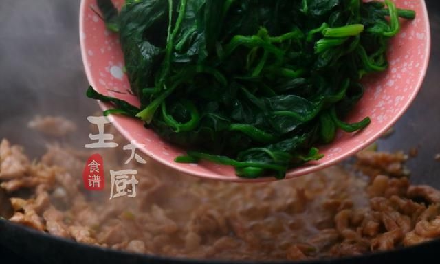 家常下饭菜——菠菜炒肉丝，看似简单，却是一道美味佳肴