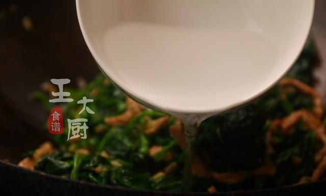 家常下饭菜——菠菜炒肉丝，看似简单，却是一道美味佳肴