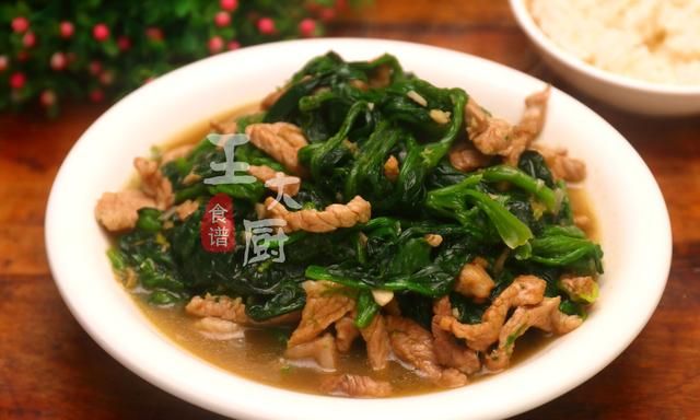 家常下饭菜——菠菜炒肉丝，看似简单，却是一道美味佳肴