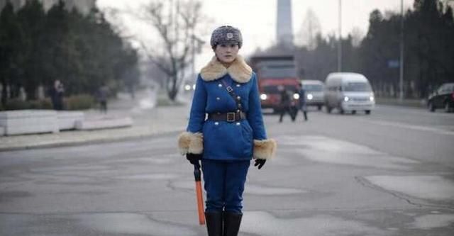 直击朝鲜民众的街头众生相，各种制服随处可见