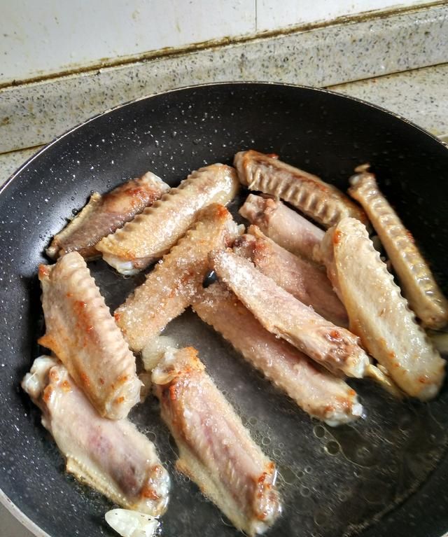 小年吃卤鸭翅，连骨头都入味儿，咸香鲜辣，啃完1盘还想吃