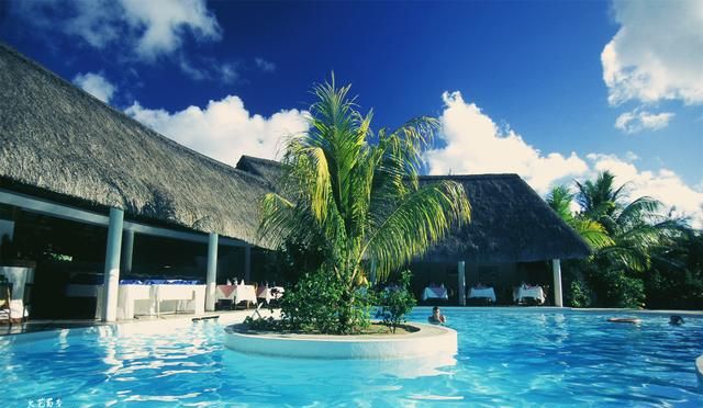 非洲岛国毛里求斯非常富裕，对中国游客免签，风光绝美、美女如云