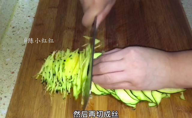 两分钟搞定一道菜爆炒南瓜丝，做法简单又好吃，拌米饭卷馍都可以