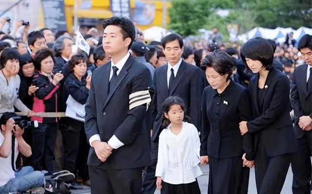 韩国总统卢武铉跳崖身亡后：儿子入学北大，女儿服刑后离开韩国