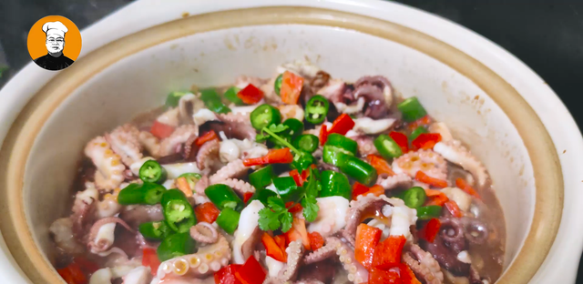 2分钟教你砂锅焗八爪鱼，鲜嫩爽脆，没有腥味，比酱爆好吃多了