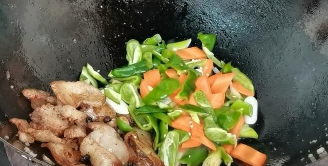 家常菜豆腐回锅肉这样做，鲜香美味又下饭，做法简单，上桌即扫光