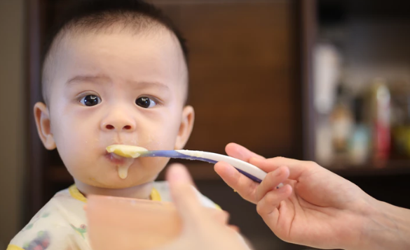 给宝宝添加辅食，米粉里有这个成分最重要！来看看你选对了吗？