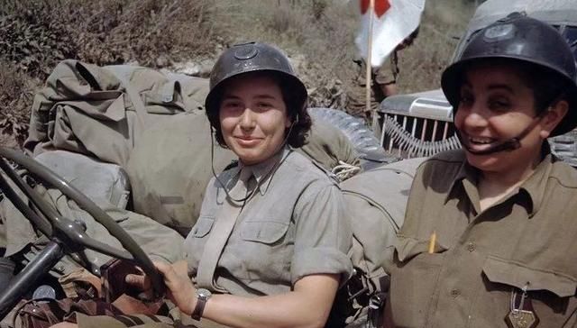 和阿富汗小男孩击掌的美国女兵，参加越战的中国女兵，20张女兵照