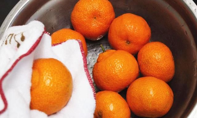 保存橘子这么简单，只需撒一把小苏打，放一个月都不坏，不怕多买