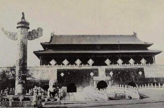1969年重建北京天安门，工人发现神秘盒子，竟还有7颗炮弹！