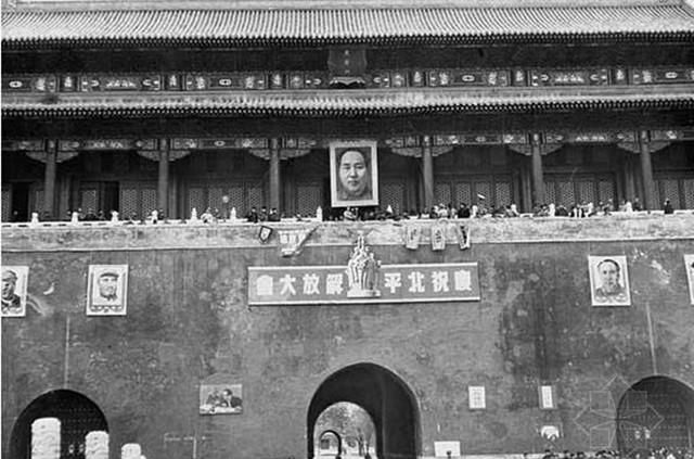 1969年重建北京天安门，工人发现神秘盒子，竟还有7颗炮弹！