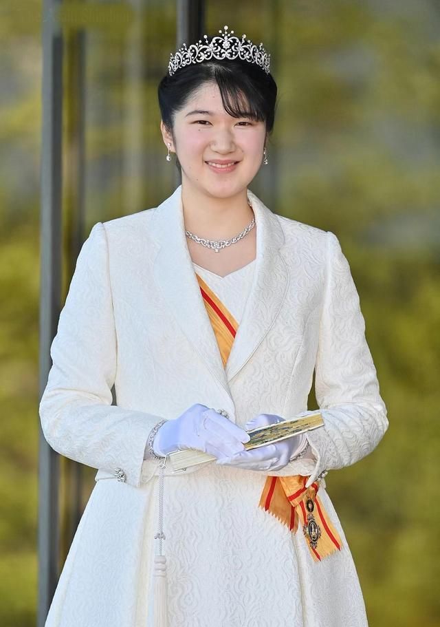 日本爱子公主头戴王冠出席20岁成年礼，笑容温婉似雅子皇后