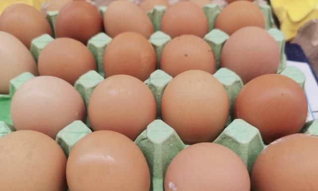 打鸡蛋时，蛋清中带黑点的鸡蛋能吃吗？网友众说纷纭，你认为呢？