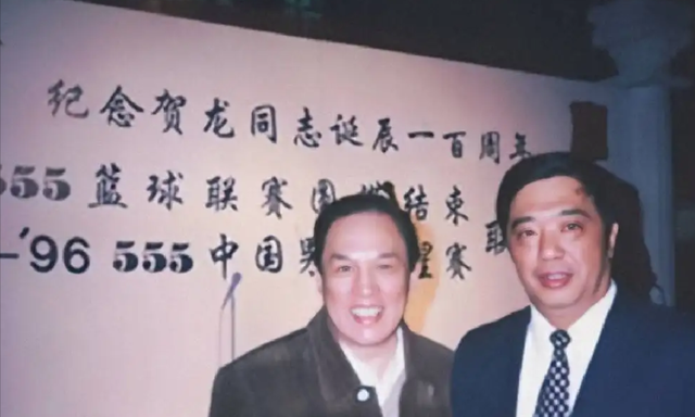 2001年贺鹏飞心脏病突发去世，薛明盯着遗体发呆，重复说着一句话