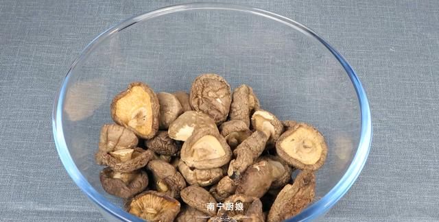 泡发香菇很多人泡错了，厨娘教你一招，5分钟泡发好，又快又干净